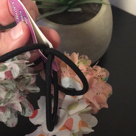 3/$12 🇨🇦 3 pack hair elastics with flowers - Picture 3 of 3
